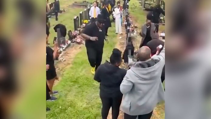 DJ toca durante enterro e imagens dividem opiniões nas redes sociais