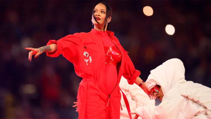 Rihanna 'quebra a internet' no intervalo do Super Bowl; veja