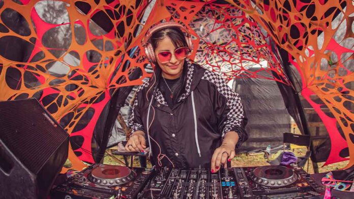 Em virada de chave extraordinária a DJ e produtora Mel Rose, anuncia seu retorno triunfal à potente pista do palco Pirata no Universo Paralello